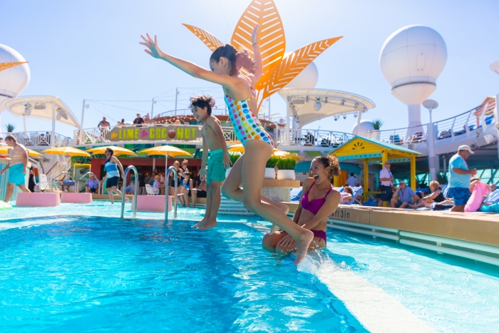 March 2019 – Navigator of the Seas’ Caribbean resort-style poolscape touts more pool for everyone – even a Splash Pad for tots – a new, signature bar, The Lime and Coconut; and tasty dining options Johnny Rockets Express and Mexican “street fare” at El Loco Fresh. 